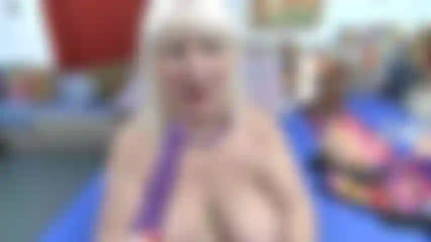 Fucking_pussy_with_a_toy, les jambes en l'air et portant des talons hauts.