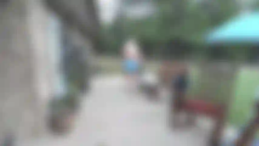 Seins, ventre, cul, baise ma chatte sur la chaise arrière du patio avec les jambes écartées.