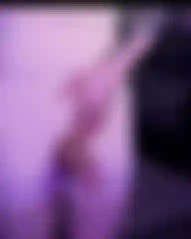 Regarde ma grosse bite bien accrochée.