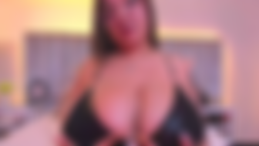 Tu veux voir comment mes gros seins baisent ta bite noire.