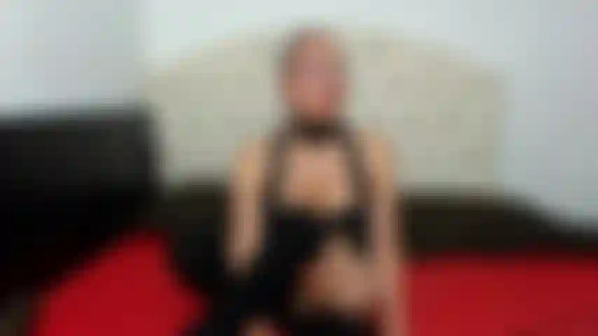 Jambes et chatte écartées.