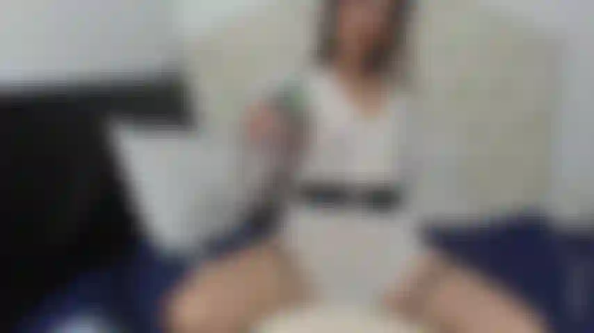 Eau, chatte et talons.