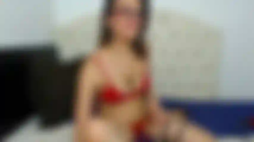 Lingerie rouge et chatte crémeuse.