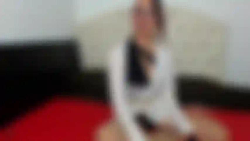 Des lunettes et des talons.