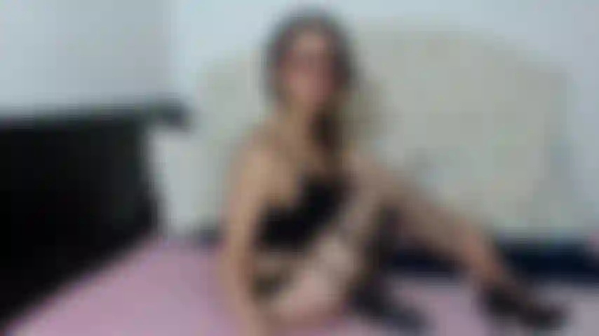 Énorme gode dans la chatte.