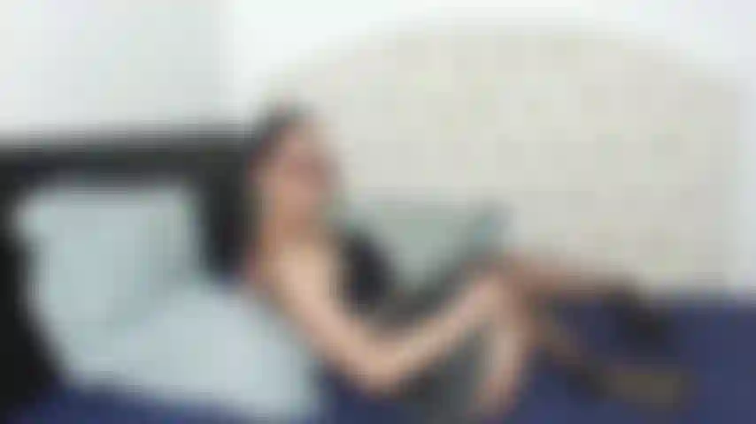 Minijupe et chatte rose.