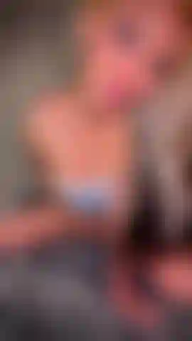 3 Min 30 sec — un striptease sexy et sensuel avec du dirty talk joi. Entièrement nue face caméra, je chevauche un gode sur mes pieds, je te fais un compte à rebours pour jouir.