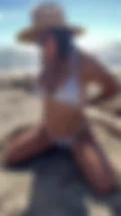 Je me suis nue sur la plage d'avellanas et il y avait des gens qui regardaient.