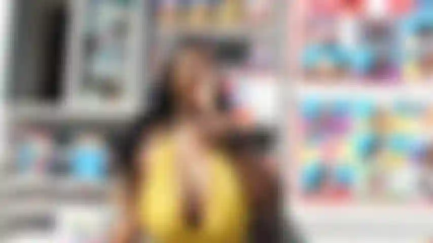 Avalant un gros bâton.