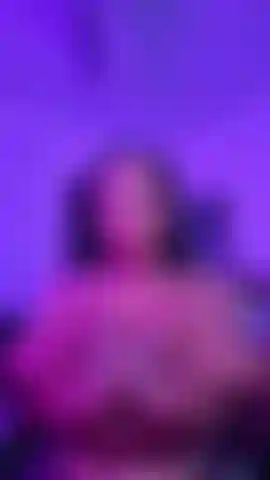 Seins à l'air. Rebondissante, taquine et complètement irrésistible.