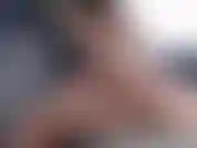 Chevauchant ma sangle sur un gode sur un oreiller avec un plug anal !