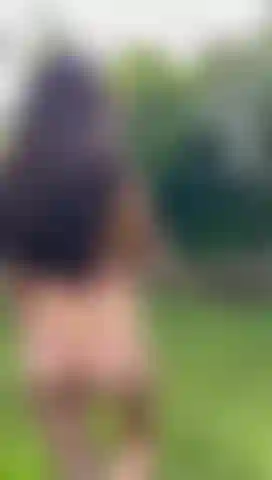 Je baise ma chatte chaude dans le jardin.