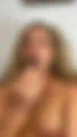 Je suce et je joue avec mon gode préféré.