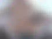 J'adore monter mon plus gros jouet comme ça. Je sens comment ma chatte s'ouvre plus largement à chaque coup. J'aime la sentir énorme dans ma chatte serrée en m'accroupissant dessus. Cette fois, une seule ne suffisait pas...