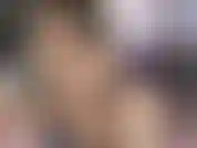 Je baise mon gros jouet en gelée bleue. Je me sens tellement bien.