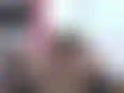 Je te réchauffe avec des pipes bâclées et des propos grossiers. Juste après avoir baisé ma chatte allongée sur le dos avec les jambes et les talons relevés et en profondeur avec mon jouet noir. Je me rapproche de gicler mais j'ai besoin de plus.