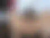 Je fume pour commencer à me détendre. Je sais que je vais me foutre le cul, donc je dois être prête. Je me déshabille en vous taquinant. Prends mes vêtements lentement pour toi. Je continue la chevauchée anale et..