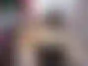 Santa sofi a un cadeau à apporter à un bon garçon. Elle se rend compte qu'elle se trompe, qu'elle se trompe de maison. Elle est sur le point de partir mais je vois de jolis jouets intéressants et un joli garçon sur le lit alors...