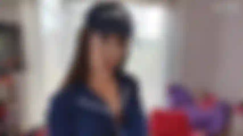 La femme policière prend le relais.