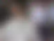 Ça commence facilement avec un peu de bave mais pendant la vidéo vous verrez comment des crachats, de l'eau et même du lait coulent sur mon visage, mes lèvres et mes seins mouillés... J'adore être vraiment en désordre quand sucer une bbc.