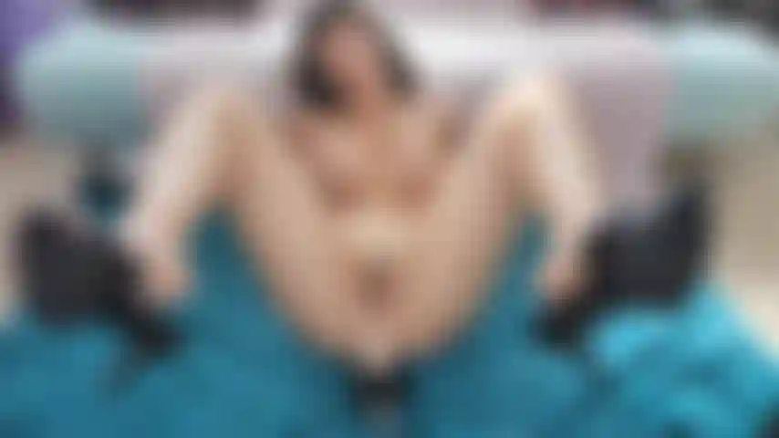 Une machine sexuelle baise avec des mules pendantes.