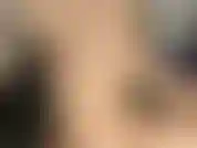 Je porte mes mules noires pendantes et je me doigte la chatte pendant que je leur montre, les jambes relevées. Quand je suis excitée, j'attrape un jouet et je baise ma chatte. Puis enlève les talons et froisse les semelles près de la caméra tout en continuant.