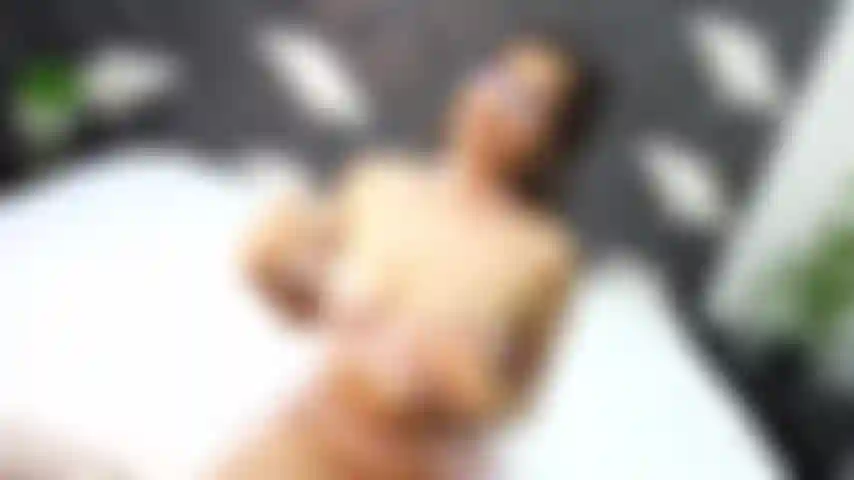 Tu aimes un beau cul et des gros seins ? J'ai les deux.