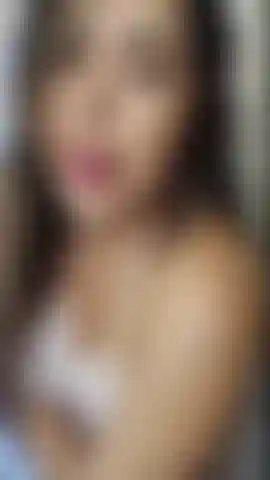 Je joue avec mes gros seins sous la douche.