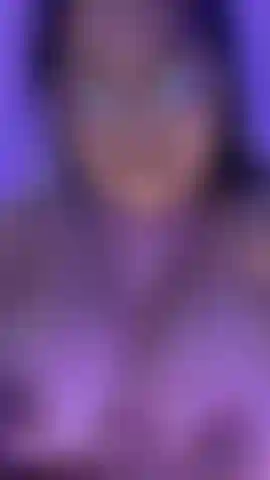 Chatte très mouillée et entièrement nue, fille aux gros seins.