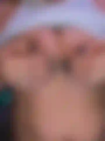 Frotte la chatte et le cul.