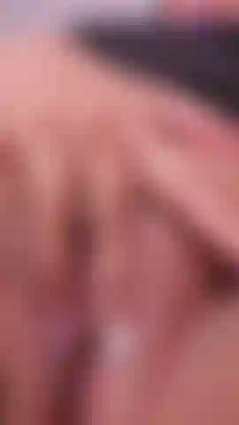 Frotte mon clitoris et me doigte.