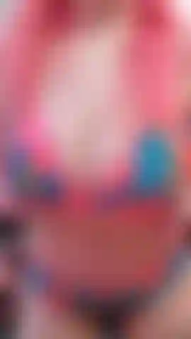 Une star du porno secouant ses énormes seins.