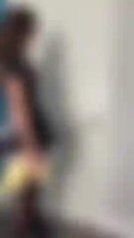 Le scénario du maître et de la servante. Je te taquine, je montre ma chatte et mes seins pendant que je nettoie ta maison, je porte une robe de femme de chambre française avec des bas et des talons.