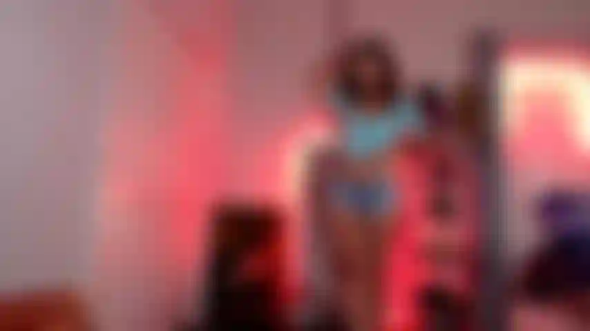 Mange ma chatte pendant que je me frotte le cul avec de l'huile (en couvrant mes seins, ma chatte et mon cul avec de l'huile).