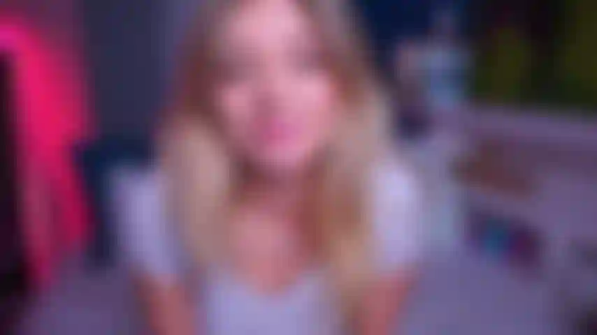 Je joue avec ma chatte jusqu'à ce que je jouisse fort pour toi.