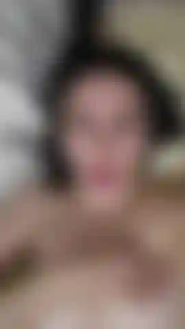 Naked, elegant on my bed… with a look that speaks for me, sweet but dangerous 🔥