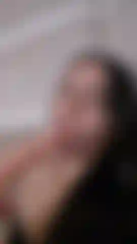 A playful gaze, a suggestive smile… the video begins with soft, almost shy movements, but full of intention.