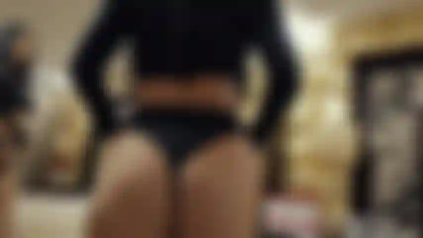 Coquine et aimante sont quelques mots que j'utilise pour me décrire.