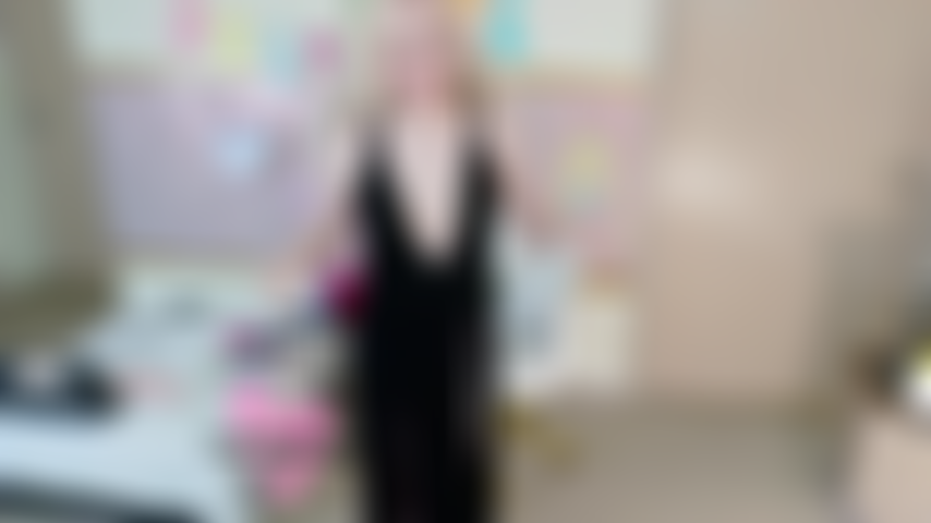 Une exhib sexy en robe noire - sophia sinclaire vous taquine puis se déshabille - 4k mp4.