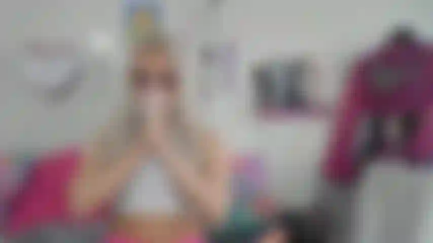 Klaxonnant fort en soufflant.