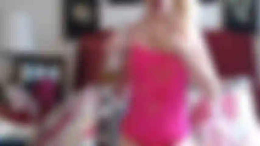 Le corps tout huilé et taquin.