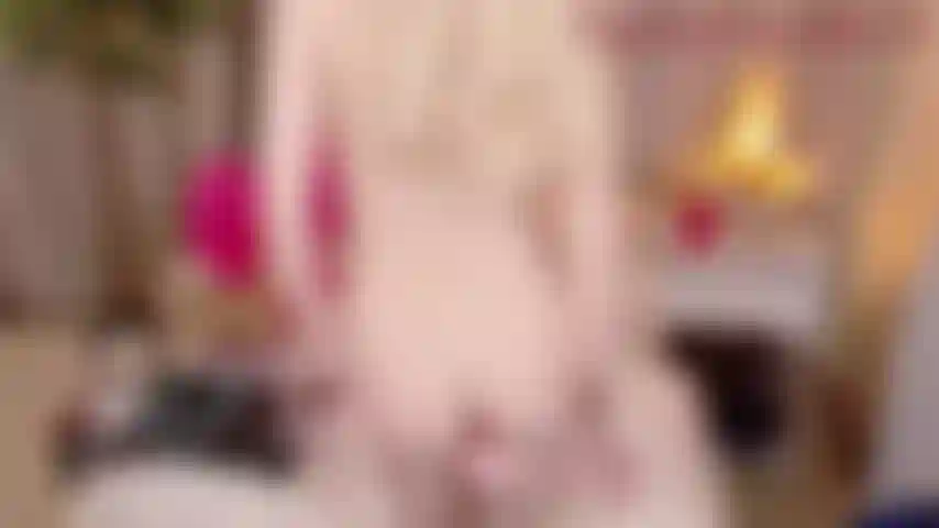 J'utilise mon énorme jouet et mes doigts pour baiser fort.