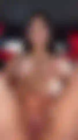 Une fille qui baise sa chatte humide dans sa nouvelle voiture.