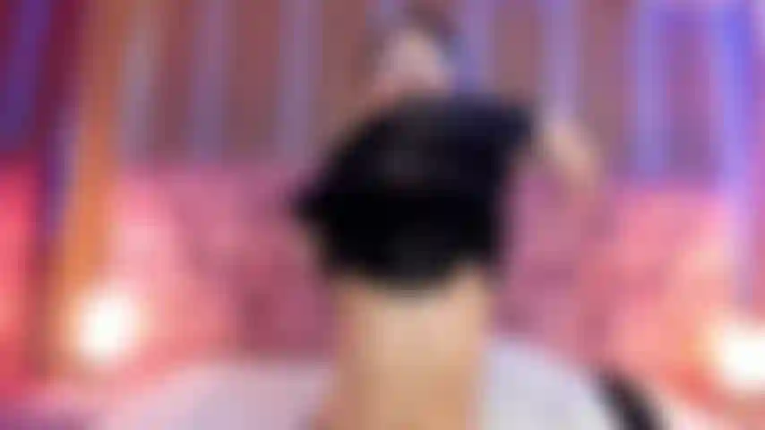 Une fille latine joue avec sa chatte et a un orgasme.