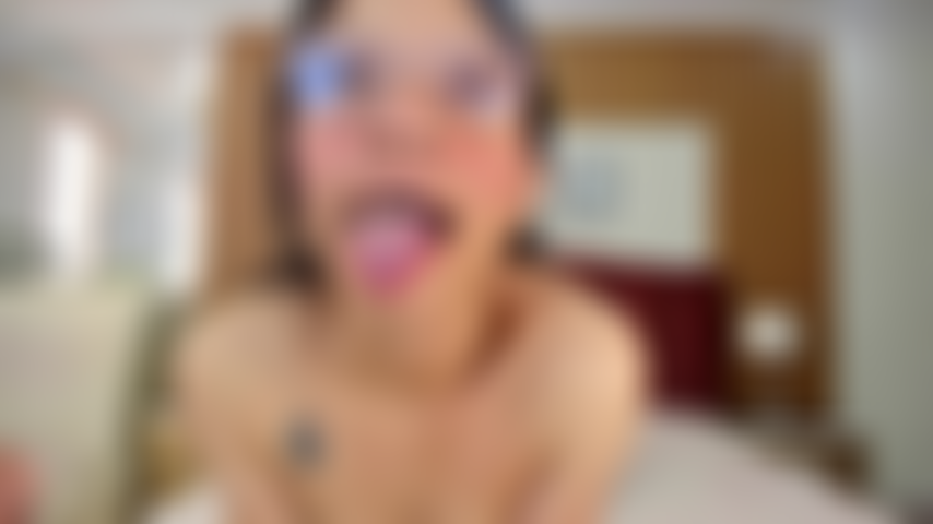 Mes doigts caressent doucement mon clitoris.