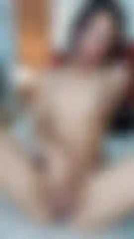 Une fille maigre se masturbe avec ses doigts fermement.