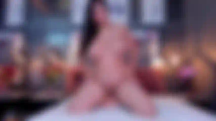 Je fais rebondir mes délicieux seins avec une belle balade.