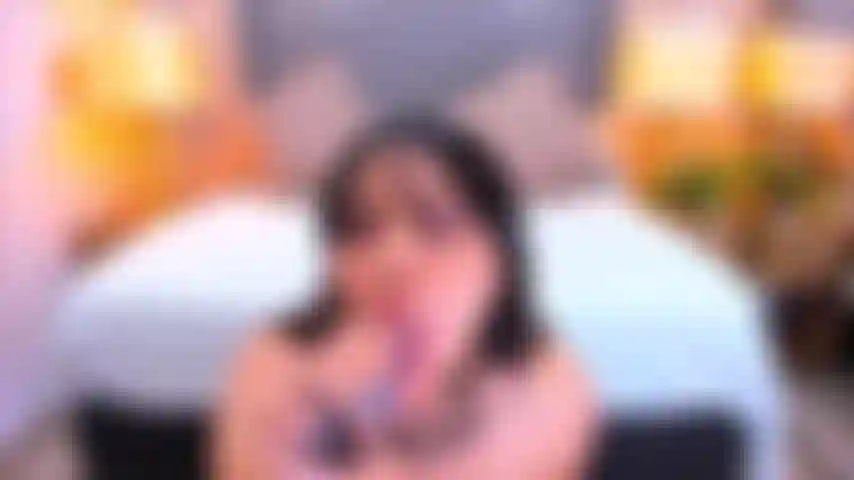 Sophie te suce et boobjob pour toi puis mange toute ta charge.