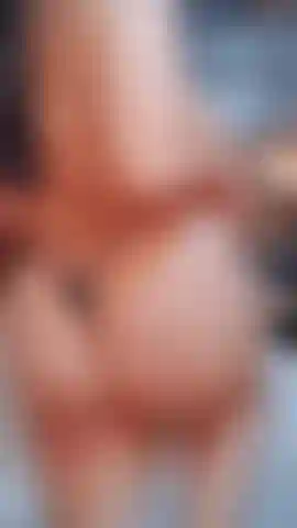 Gros cul, viens jouer avec lui.