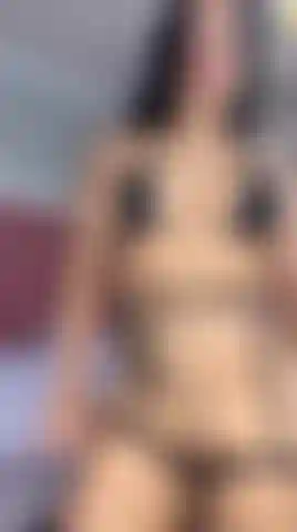 Mon corps sexy à moitié nu t'attend.